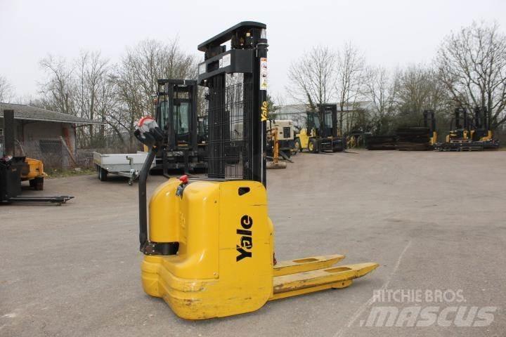 Yale MS10AC Pedestrian stacker