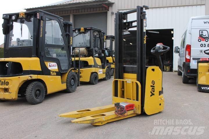 Yale MS10AC Pedestrian stacker