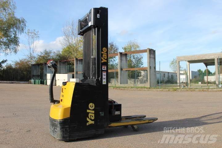 Yale MS12AC Pedestrian stacker