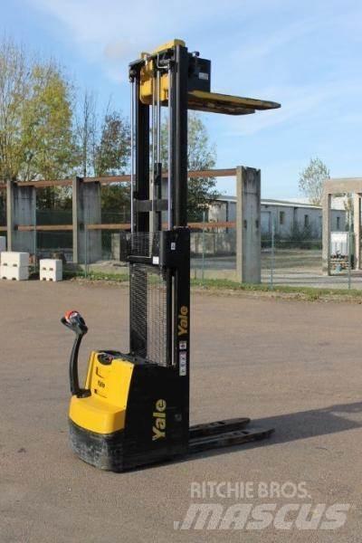 Yale MS12AC Pedestrian stacker