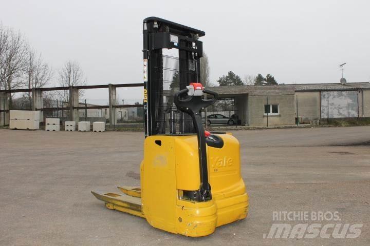Yale MS12AC Pedestrian stacker