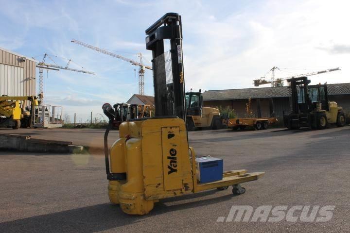 Yale MS14AC Pedestrian stacker