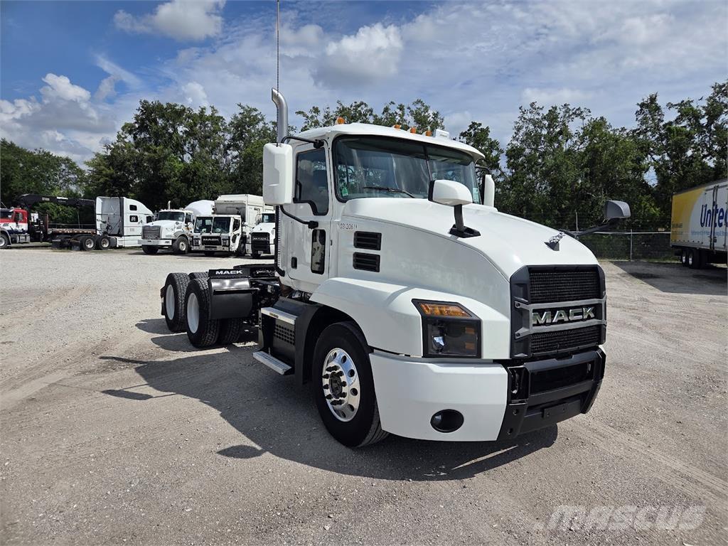 Mack AN64T Tractor Units