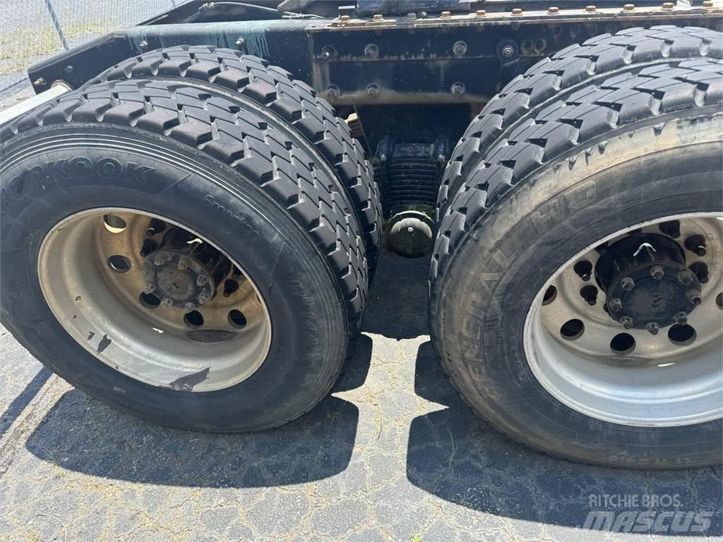 Mack CHU613 Tractor Units