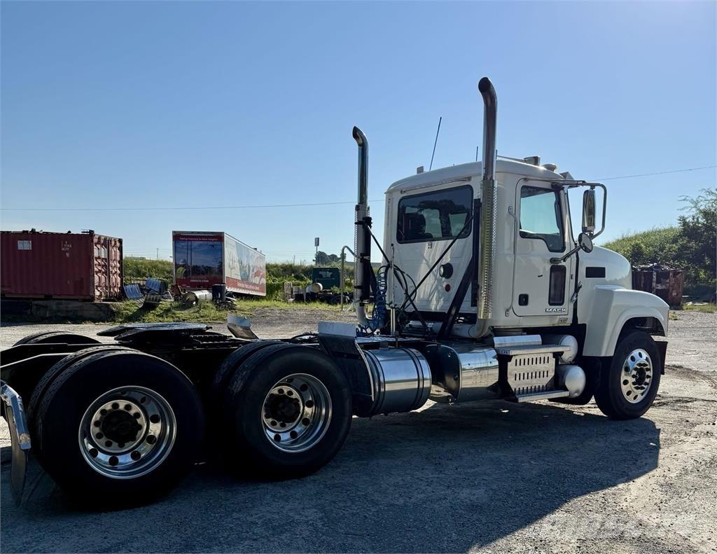 Mack CHU613 Tractor Units