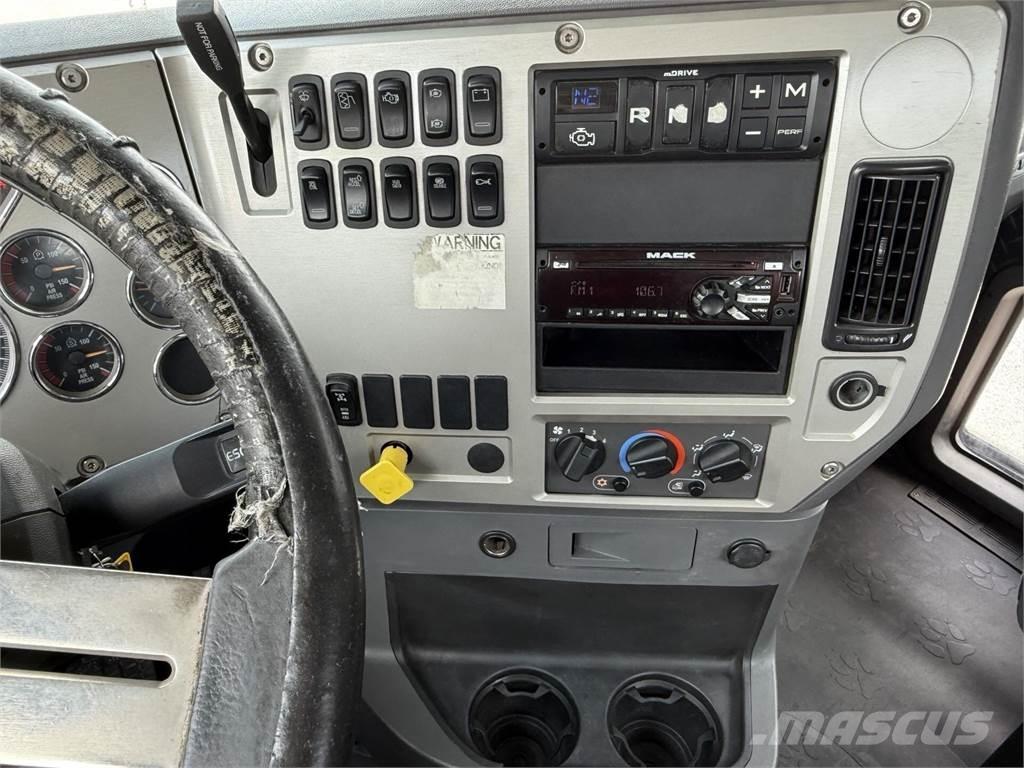 Mack GU813 Other trucks