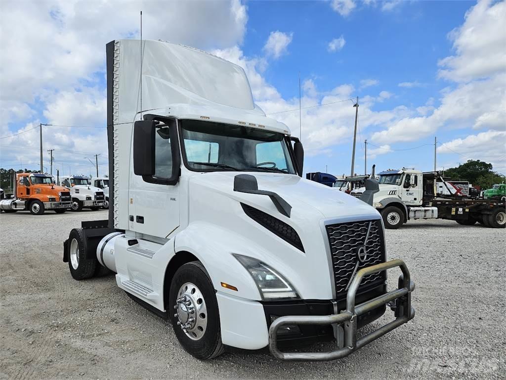 Volvo VNL42T300 Tractor Units