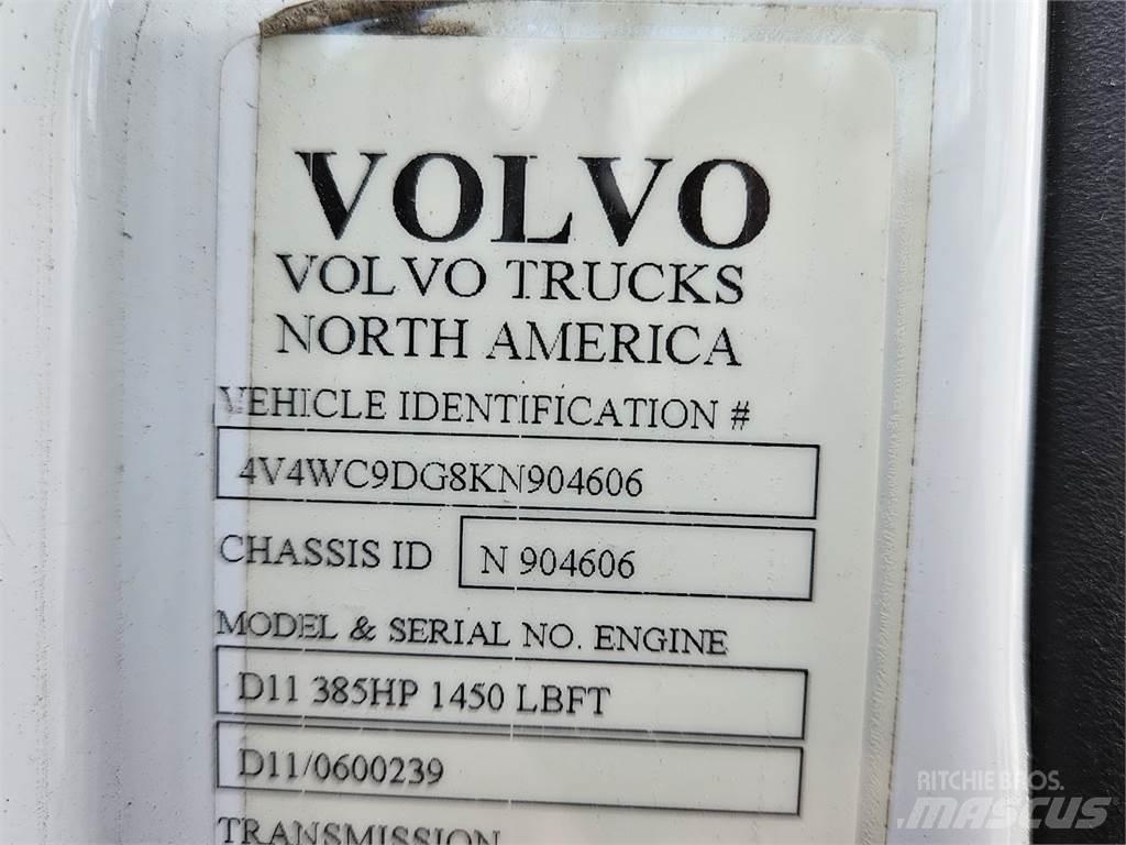 Volvo VNL64T300 Tractor Units