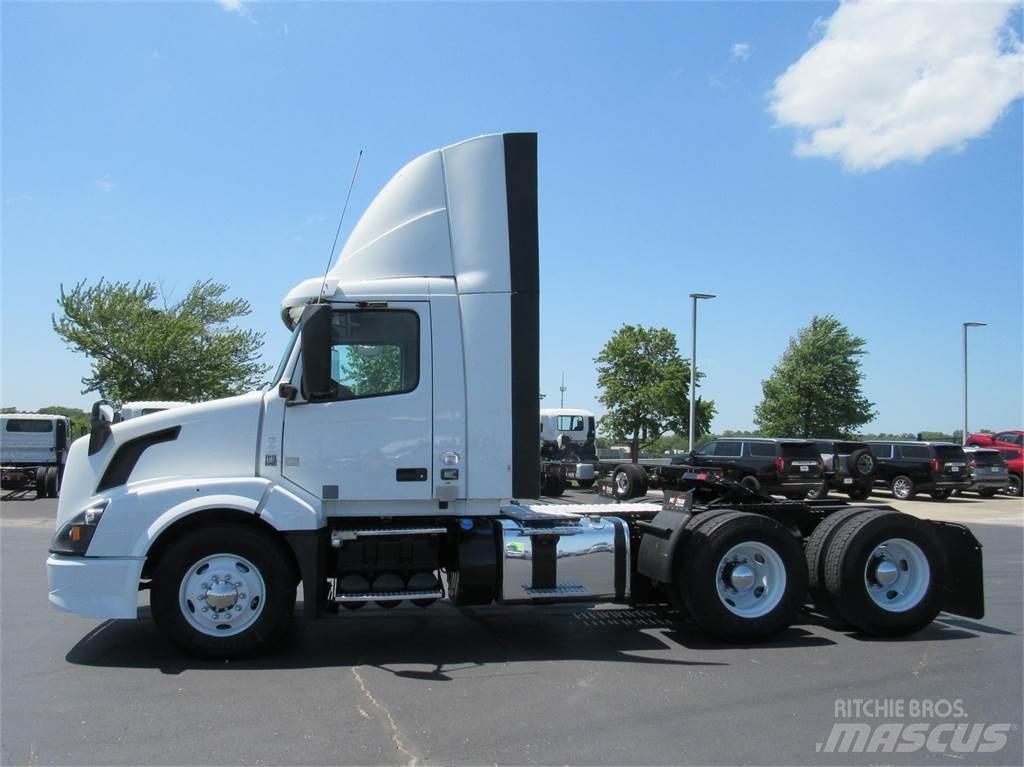 Volvo VNL64T300 Tractor Units