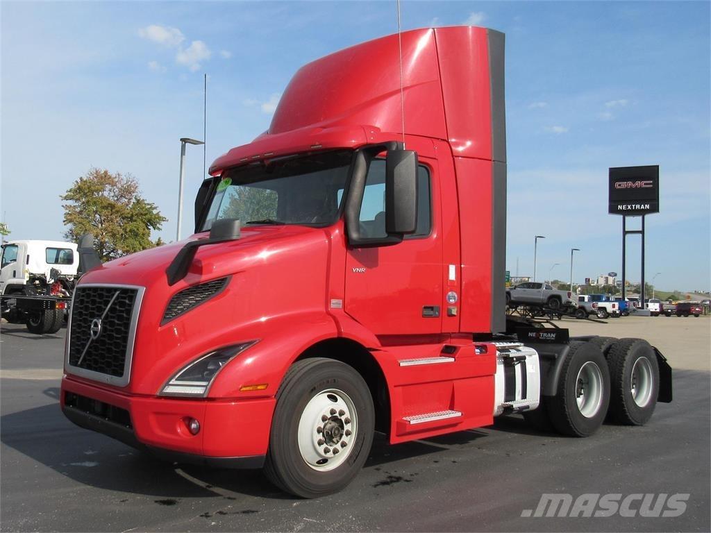 Volvo VNL64T300 Tractor Units
