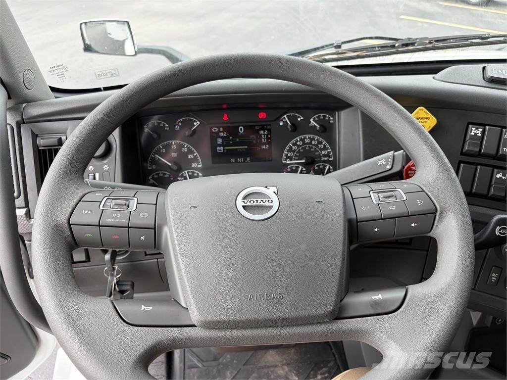 Volvo VNL64T740 Tractor Units