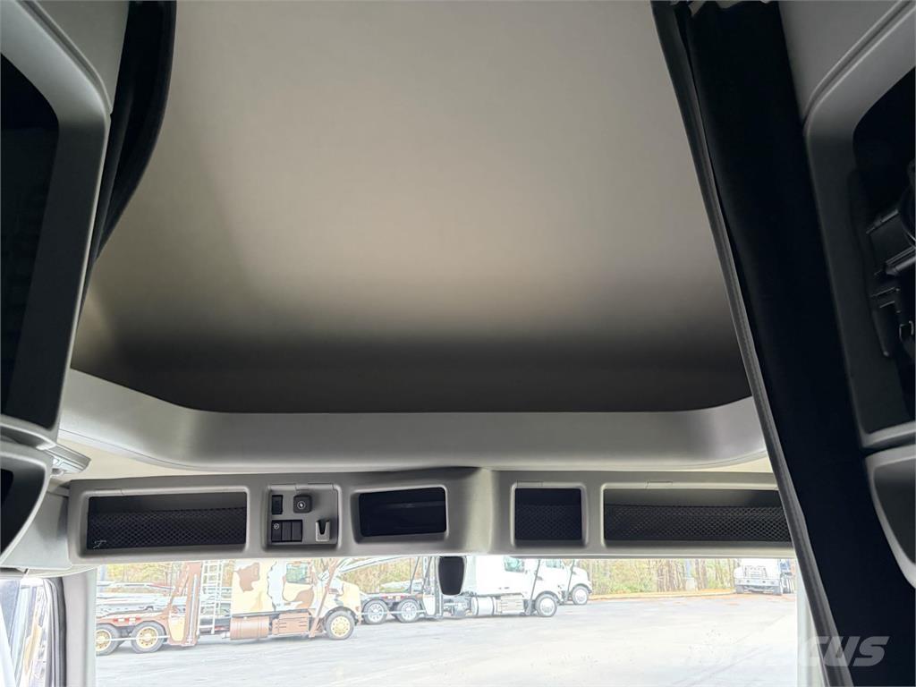 Volvo VNL64T760 Tractor Units