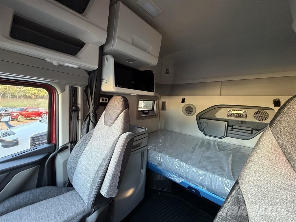 Volvo VNL64T840 Tractor Units