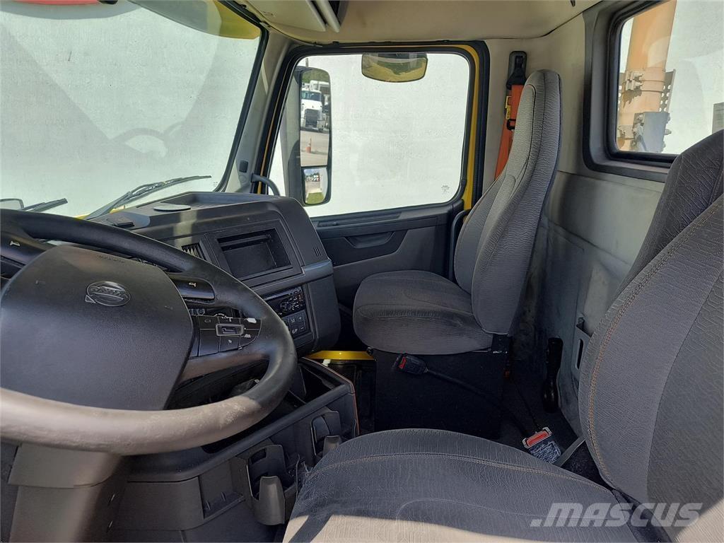 Volvo VNR64T Tractor Units