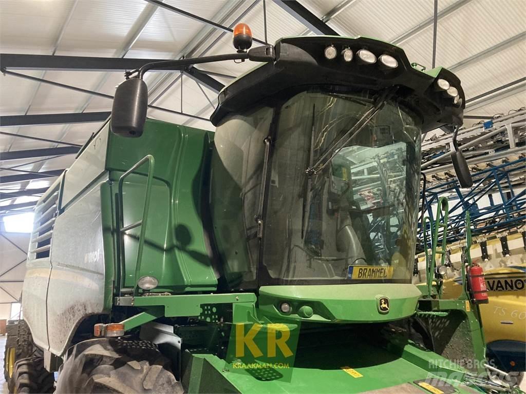 John Deere W650 Combine harvesters
