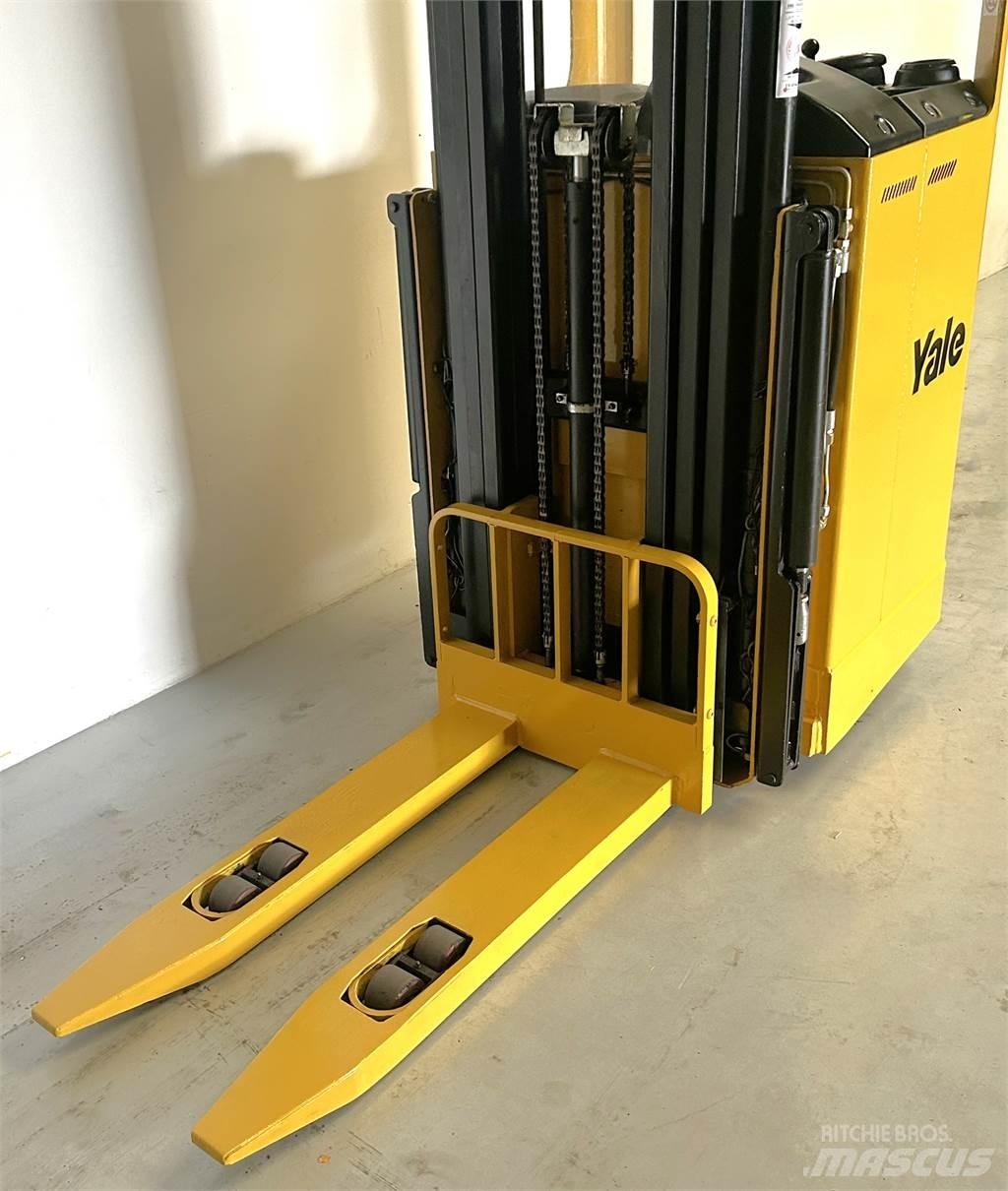 Yale SMS15S Self propelled stackers