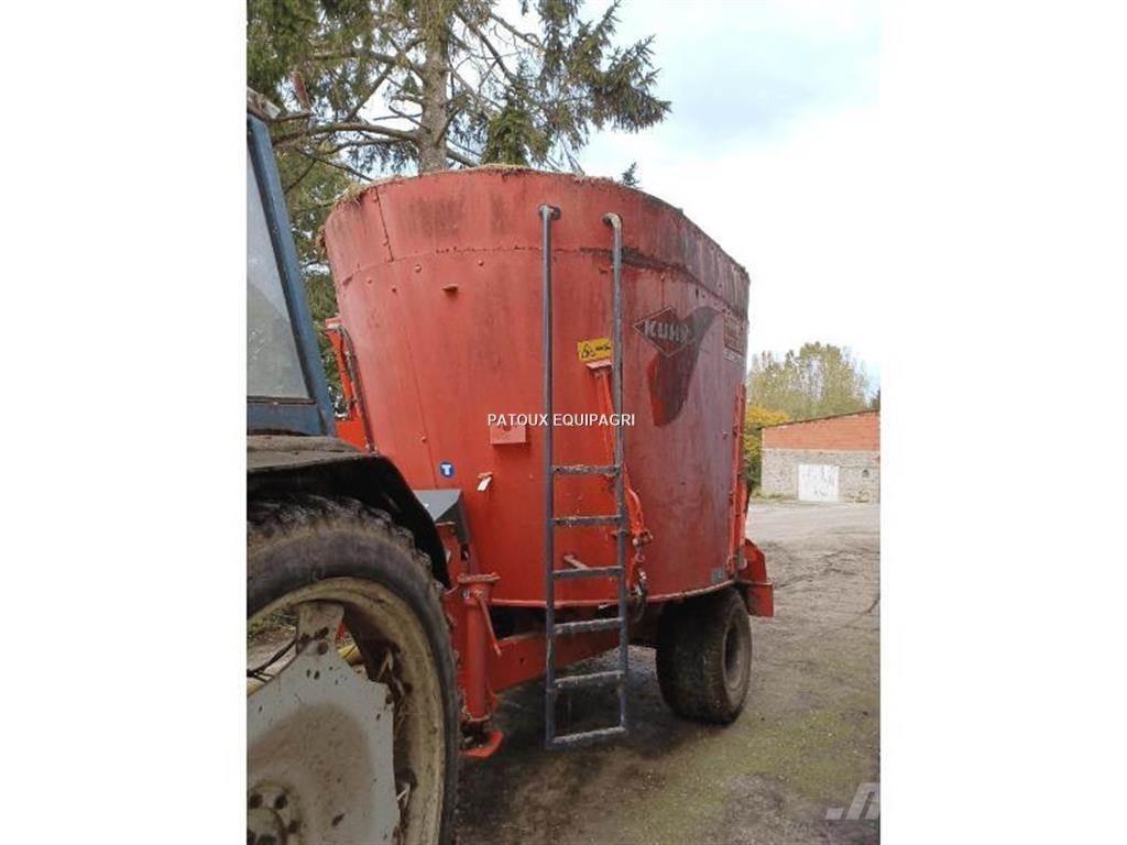 Kuhn 1070 Mixer feeders