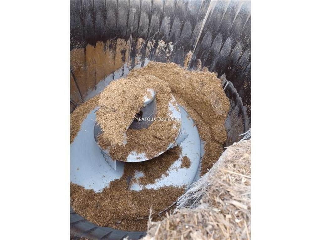 Kuhn 1070 Mixer feeders