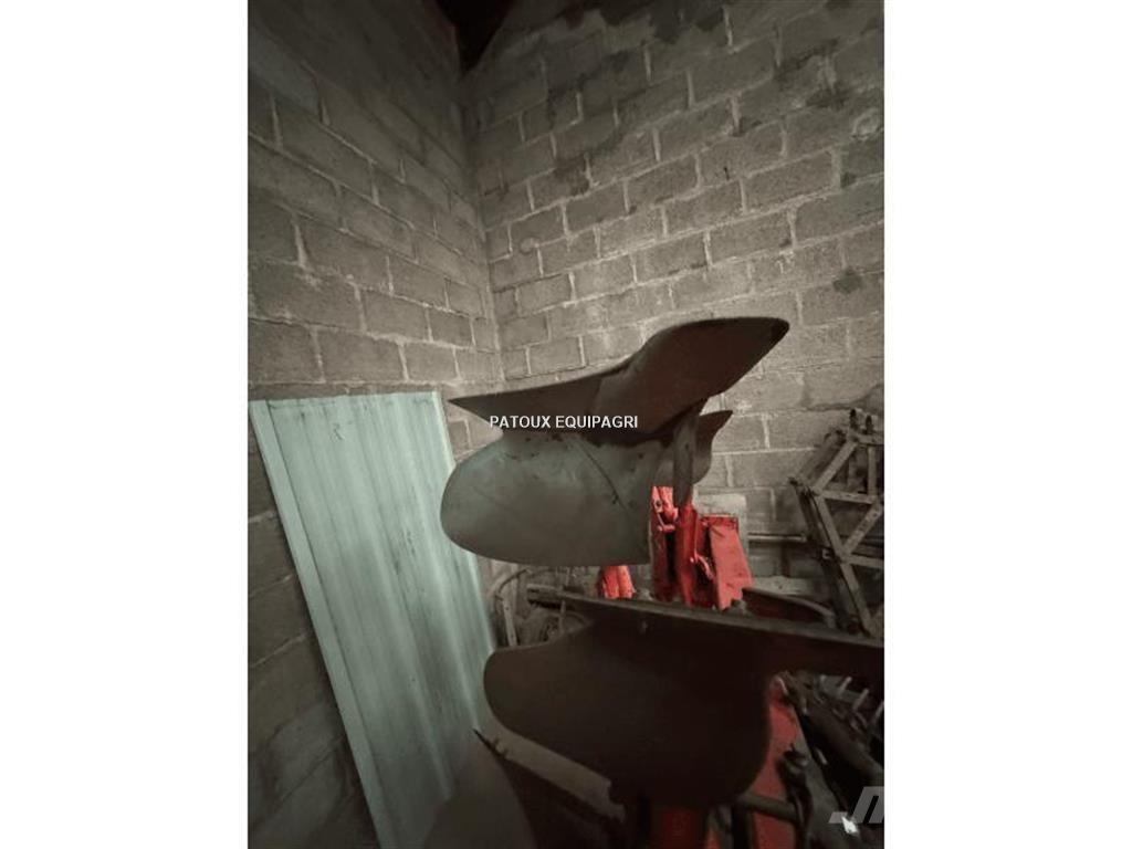 Kuhn MASTER 100 Conventional ploughs