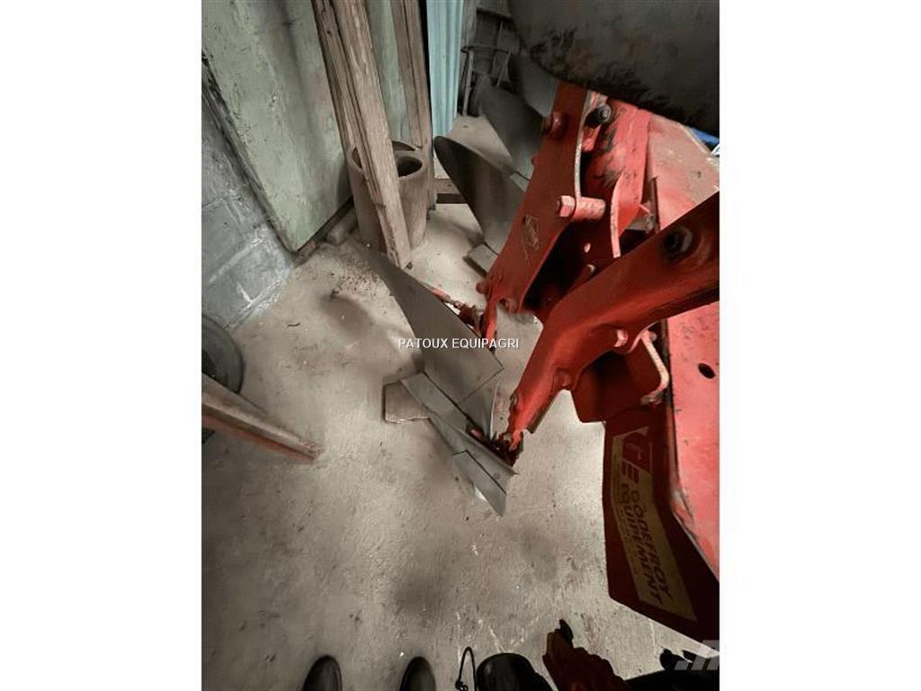 Kuhn MASTER 100 Conventional ploughs
