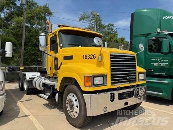 Mack PINNACLE CHU613 Tractor Units
