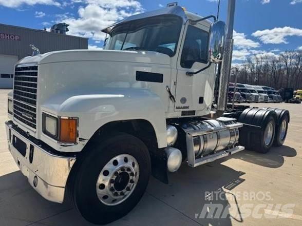 Mack PINNACLE CHU613 Tractor Units