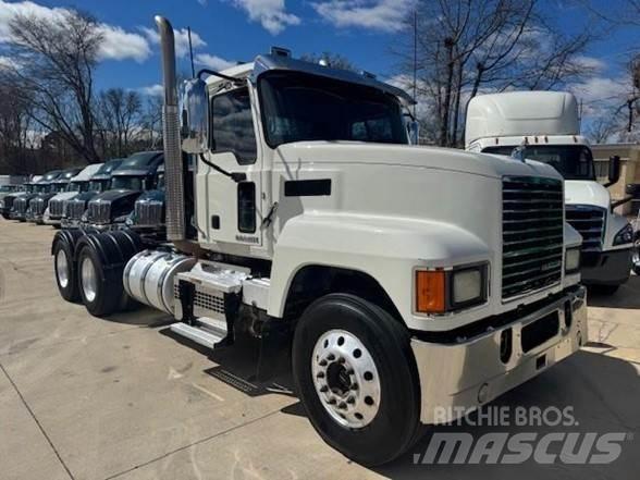 Mack PINNACLE CHU613 Tractor Units
