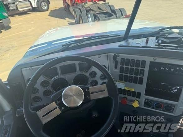 Mack PINNACLE CHU613 Tractor Units