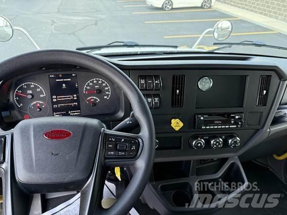Peterbilt 536 Construction - Others