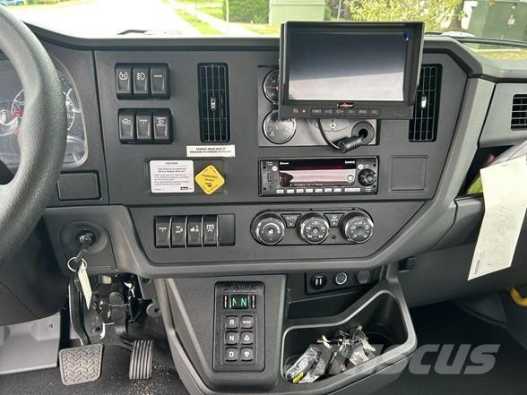 Peterbilt 537 Construction - Others
