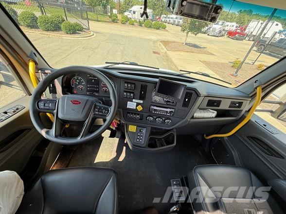 Peterbilt 537 Construction - Others