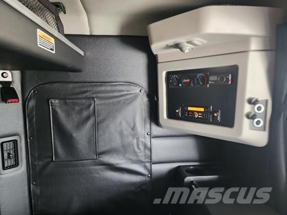 Peterbilt 589 Tractor Units