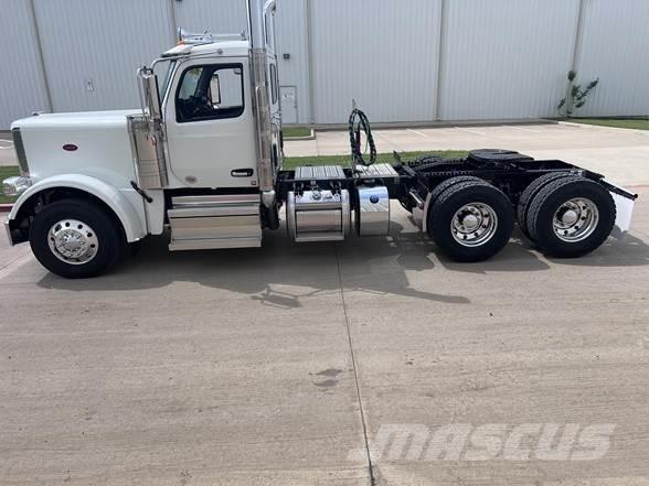 Peterbilt 589 Tractor Units