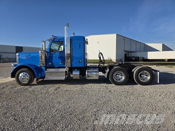 Peterbilt 589 Tractor Units