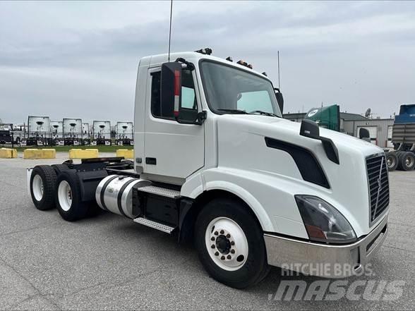 Volvo VNL42T300 Tractor Units