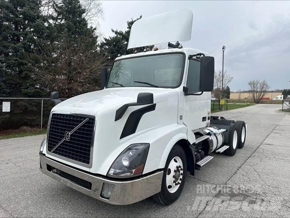 Volvo VNL42T300 Tractor Units