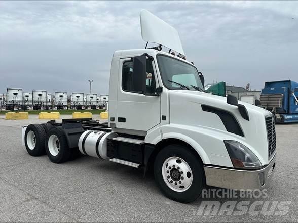 Volvo VNL42T300 Tractor Units
