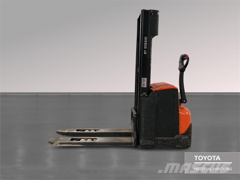 BT SWE120 Pedestrian stacker