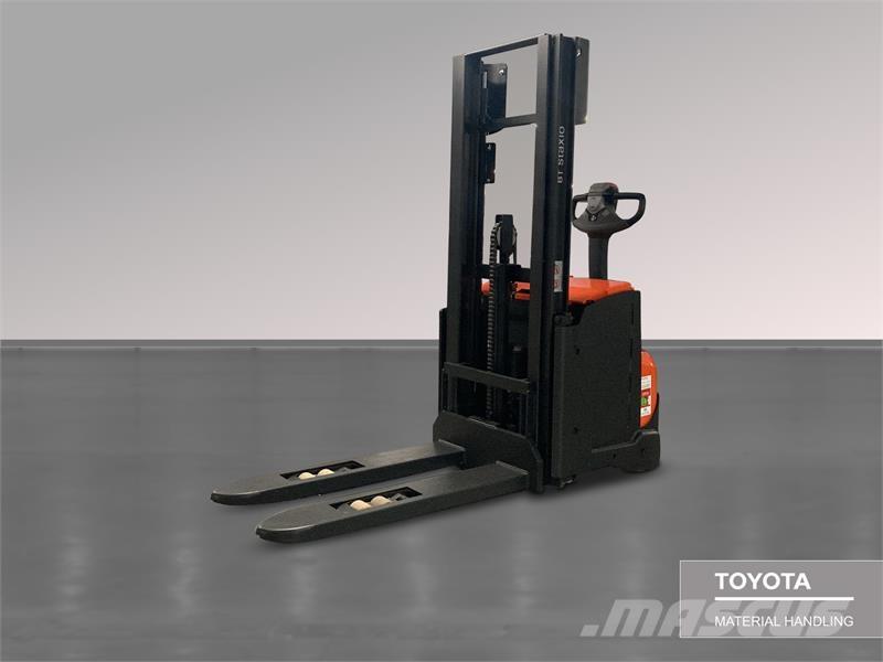 BT SWE120L Pedestrian stacker