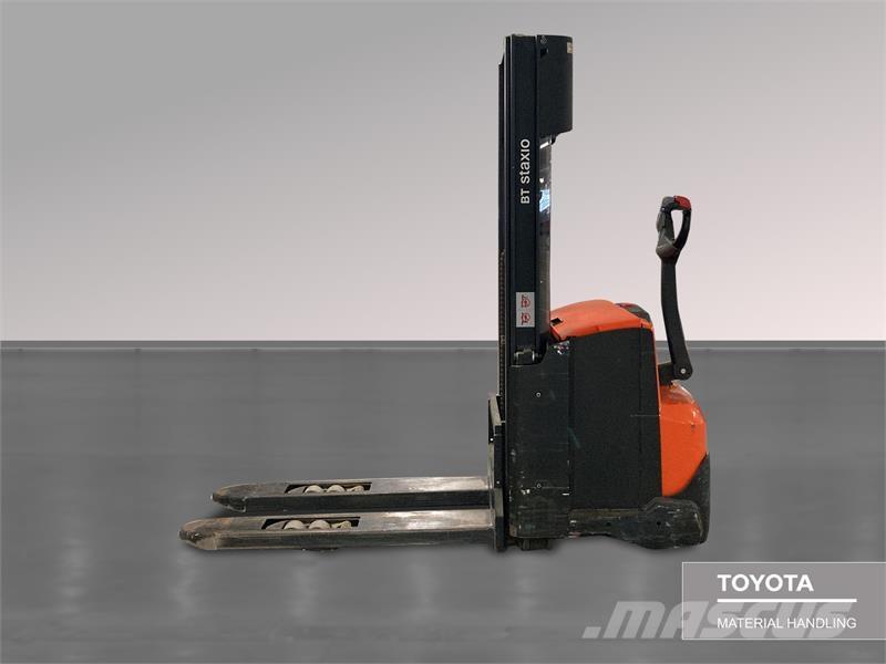 BT SWE120L Pedestrian stacker