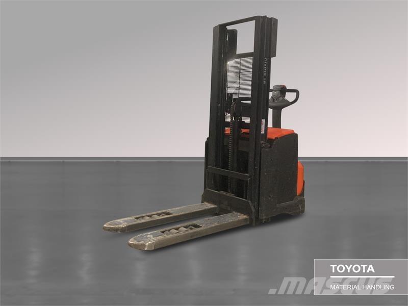 BT SWE120L Pedestrian stacker