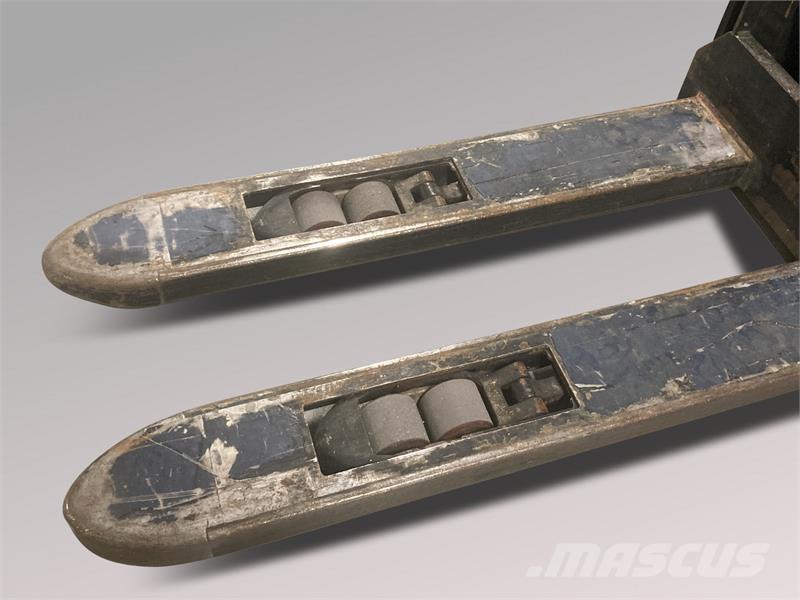 BT SWE120L Pedestrian stacker