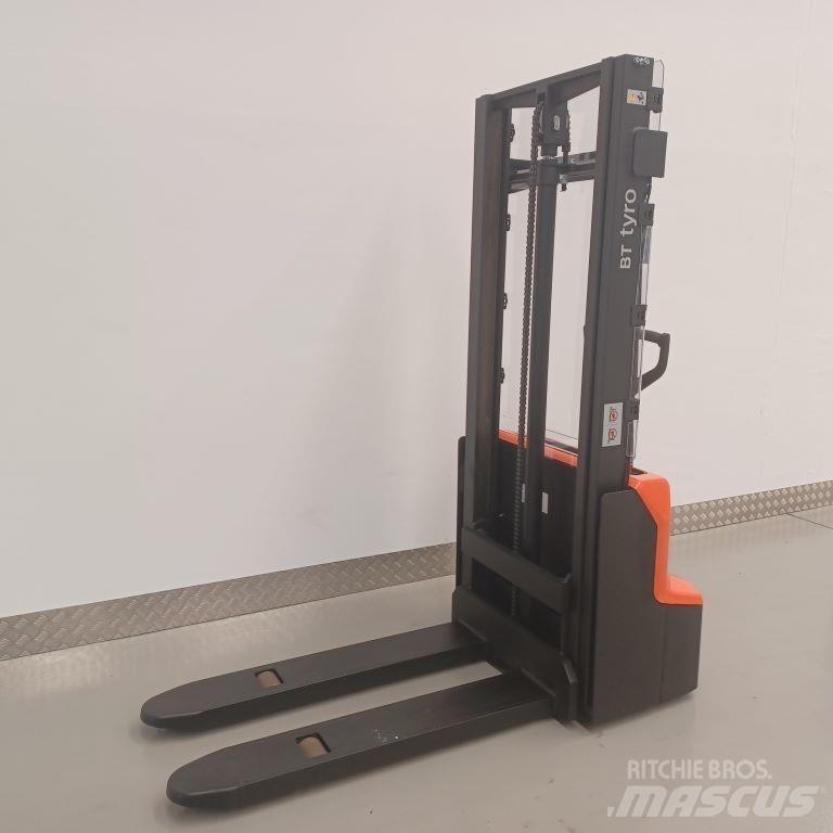 BT SHE100 Hand pallet stackers
