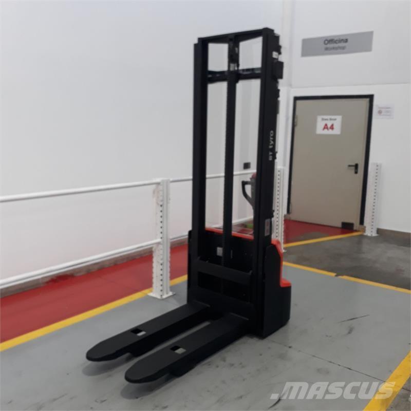 BT SHE100 Hand pallet stackers