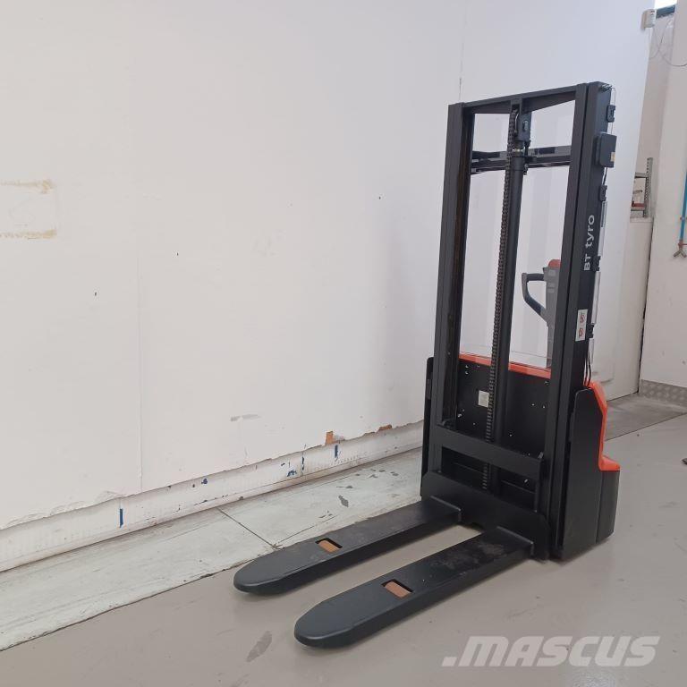 BT SHE100 Hand pallet stackers