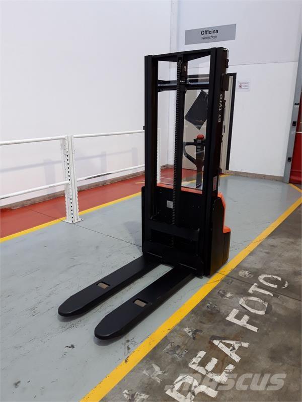 BT SHE100 Hand pallet stackers