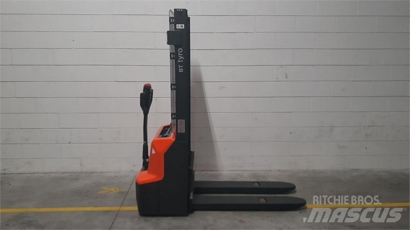 BT SHE100 Hand pallet stackers