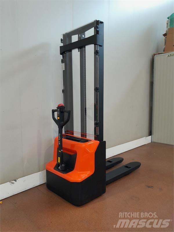 BT SHE100 Hand pallet stackers