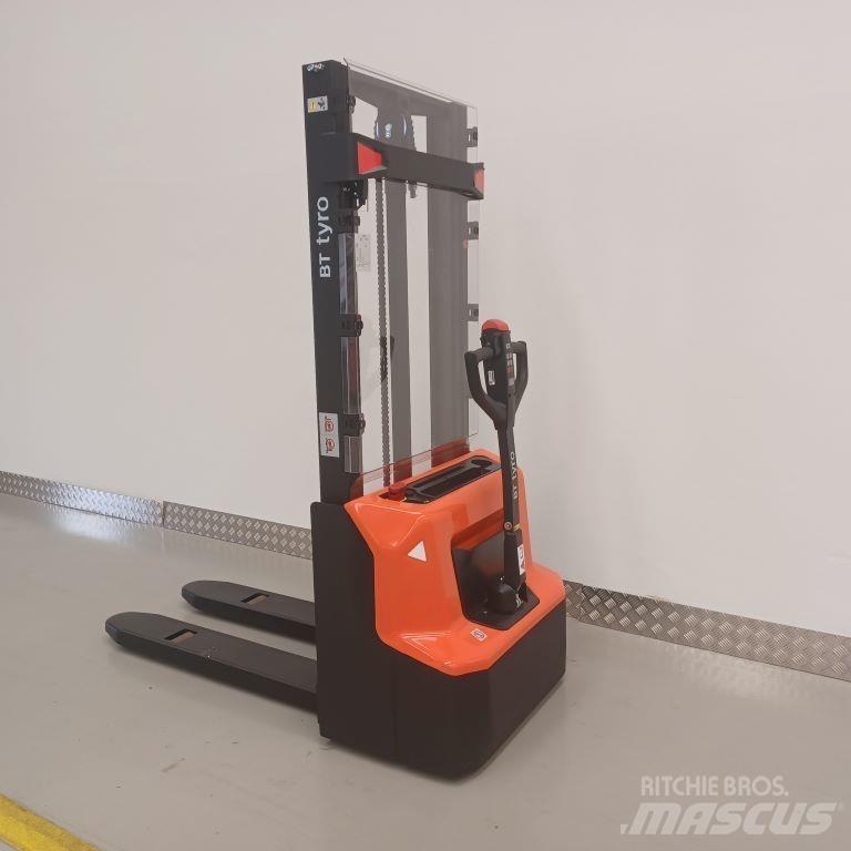 BT SHE100 Hand pallet stackers