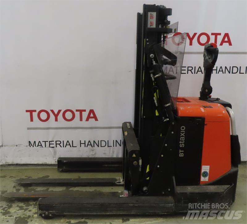 BT SPE120XR Pedestrian stacker